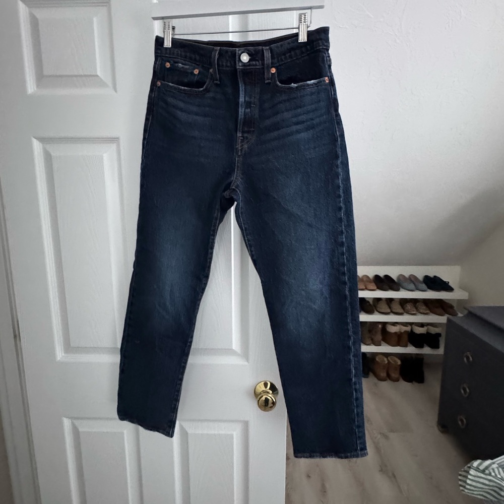 NWOT Levi Wedgie straight 28x28 dark wash - Picture 2 of 7
